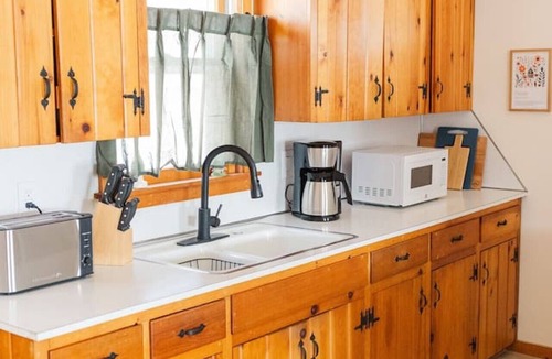 Bethlehem Village Cottage | Lakefront Charming Cottage Retreat