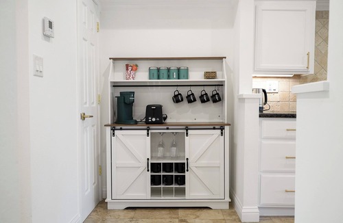 East San Mateo Apartment | LakeFront Lavender House