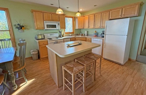 Kelleys Island House | Lakefront North Bay Getaway w/Private Beach