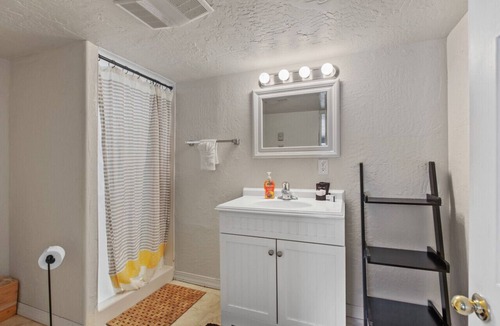 Bayview Boat Rental | Lakefront Perfect Space