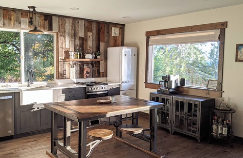 Woods Bay House | Lakefront retreat w/private dock, SUPs & fast WiFi - walk to restaurants!