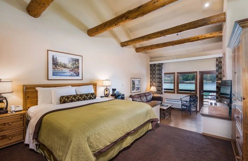 Bass Lake Hotel | Lakefront Spa Suite with Pool | Near Yosemite & Bass Lake