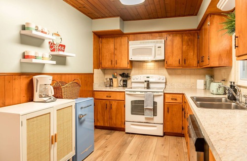 Crittenden House | Lakehouse: Kayaks, Dock, RELAX, Firepit, ARK!