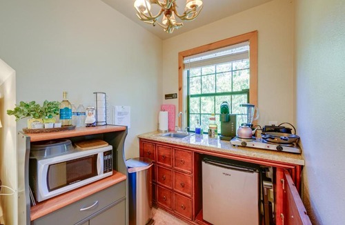 Wishon Apartment | 'Lakeside Bear Lodge' Studio: 9 Mi to Bass Lake!