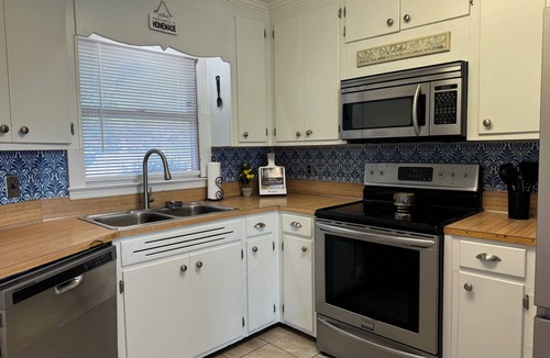 Santee House | Lakeside Charming 2-bedroom house in lovely Santee with AC, WiFi