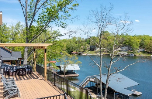 Williamstown House | Lakeside, Hot Tub, 6.5 miles to Ark, 4BR for 14