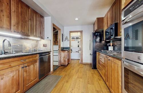 Bass Lake Cabin | Lakeside Serenity with Vintage Charm & Modern Comfort – Bass Lake, CA