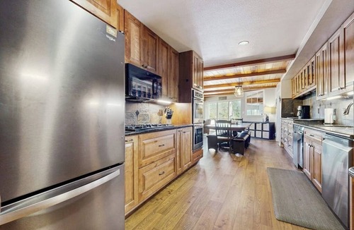 Bass Lake Cabin | Lakeside Serenity with Vintage Charm & Modern Comfort – Bass Lake, CA