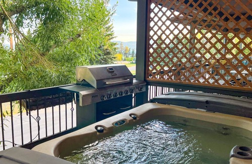 Bigfork Condo | Lakeview Cabin Condo with Balcony Hot Tub