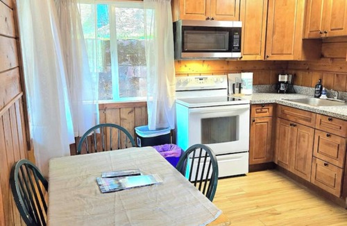 Cedar Ridge Cabin | Lakeview Country Cabin ~ Studio King Bed w/Futon
