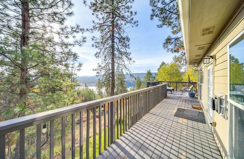 Nine Mile Falls Apartment | Lakeview Retreat w/Fireplace, Spa Tub & Balcony