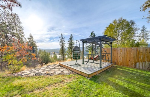 Nine Mile Falls Apartment | Lakeview Retreat w/Fireplace, Spa Tub & Balcony