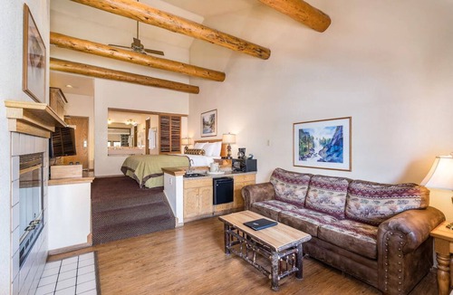 Bass Lake Hotel | Lakeview Spa Suite with Breakfast (Select Stays) by Bass Lake & Marina Fun