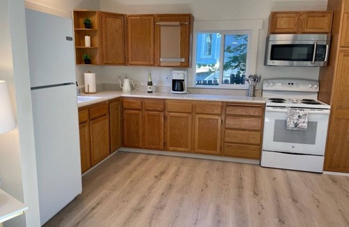 Newman Lake Cottage | Lakeviews and 90' of beach access