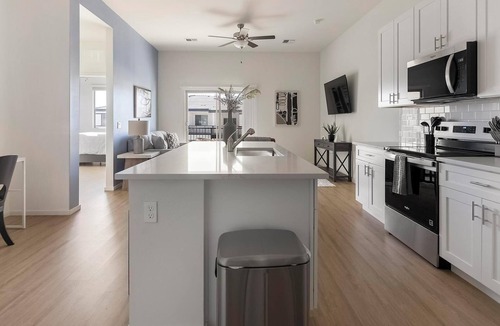 Casas Adobes Apartment | Landing | Beautiful 2BD, Pool