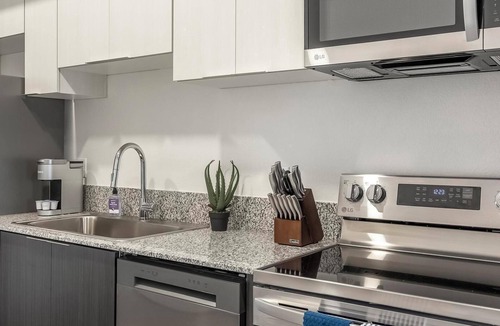 North Mountain Apartment | Landing | Chic 1BD, Gym, Pool