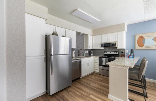 Maryvale Apartment | Landing Chic 1BD in Maryvale Village