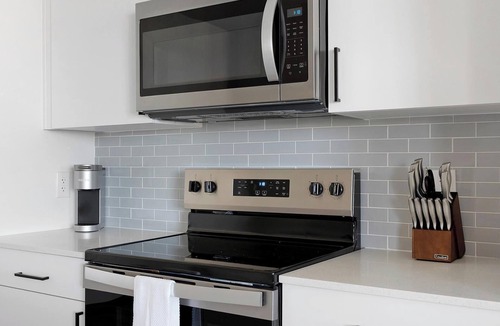 Casa Grande Apartment | Landing | Modern 1BD, Gym, Pool