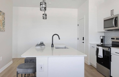 Casa Grande Apartment | Landing | Modern 1BD, Gym, Pool