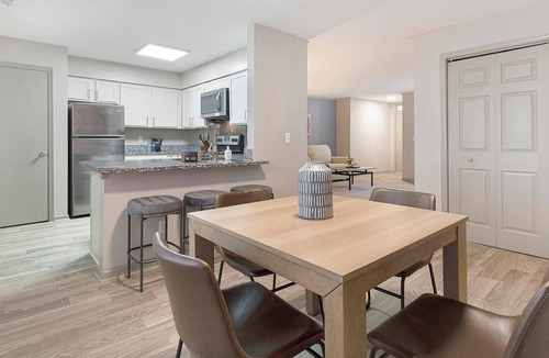 Crabtree Apartment | Landing | Modern 2BD, Clubhouse, Pool