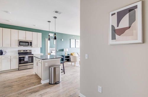 Kenton Apartment | Landing | Modern 2BD, Pool, Gym