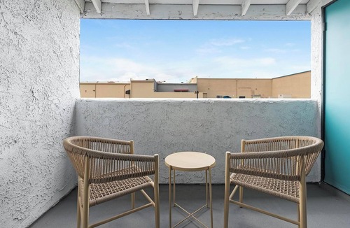 Las Vegas Apartment | Landing | Spectacular 1BD, Courtyard