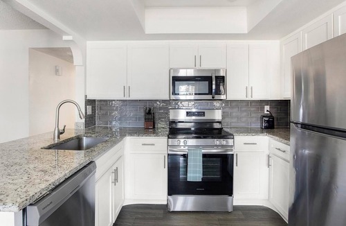 Paradise Apartment | Landing | Spectacular 2BD, Courtyard
