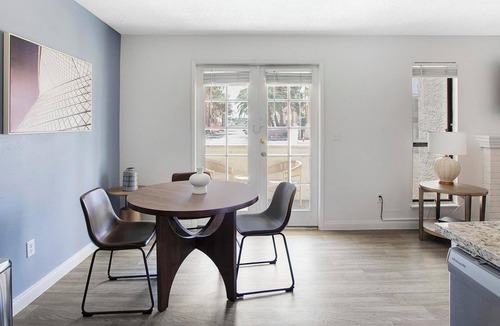 Paradise Apartment | Landing | Spectacular 2BD, Courtyard