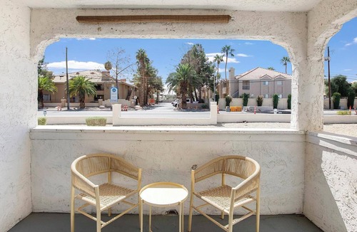 Paradise Apartment | Landing | Spectacular 2BD, Courtyard