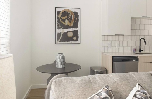 Chapel Hill Apartment | Landing | Spectacular Studio, Courtyard, Gym