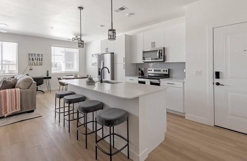 Casa Grande Apartment | Landing | Stunning 1BD, Pool, Gym