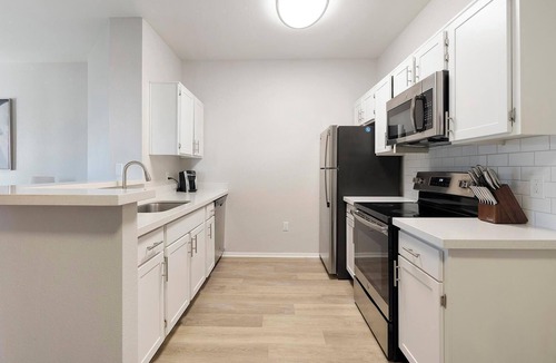Greenbell Apartment | Landing | Stunning 1BD, Gym, Pool