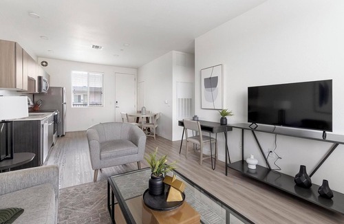 Goodyear Apartment | Landing | Stylish 1BD, Courtyard, Yoga Studio