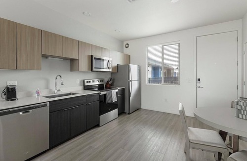 Goodyear Apartment | Landing | Stylish 1BD, Courtyard, Yoga Studio