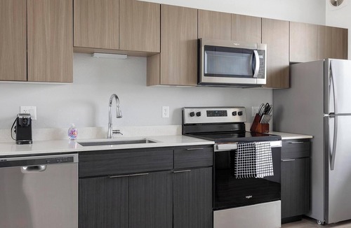 Goodyear Apartment | Landing | Stylish 1BD, Courtyard, Yoga Studio