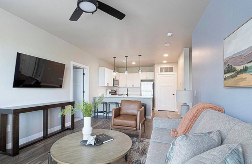 Goodyear Apartment | Landing | Stylish 2BD, Clubhouse