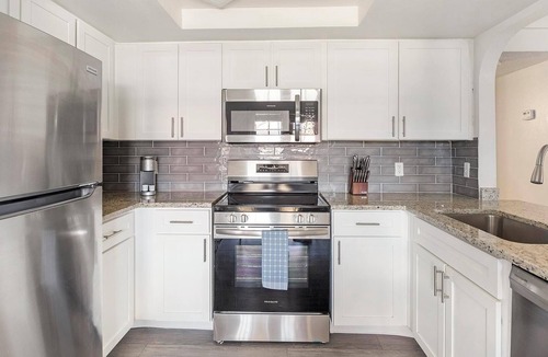 Paradise Apartment | Landing | Stylish 2BD, Courtyard
