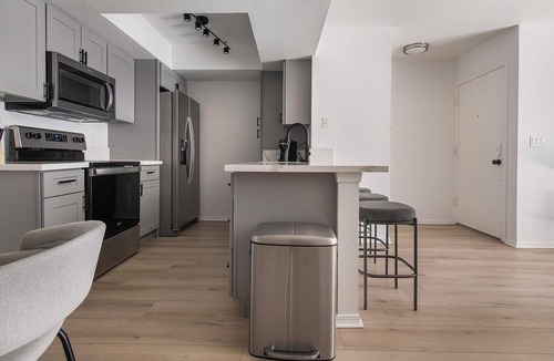 Las Vegas Apartment | Landing | Stylish 2BD, Courtyard