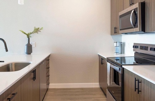 Goodyear Apartment | Landing | Stylish 2BD, Gym, Pool