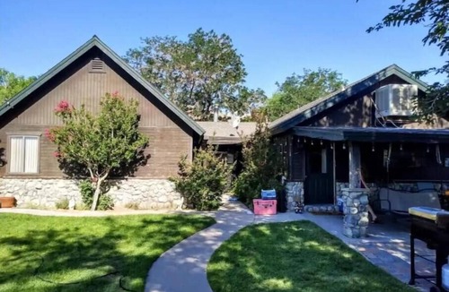 Lone Pine House | Large country home with 3 bed rooms and 3 baths.