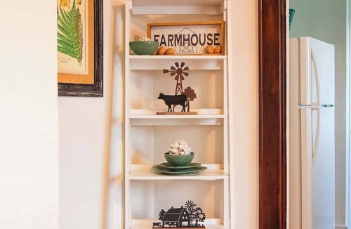 Columbia House | Large family home w dinning by Lindsey Wilson
