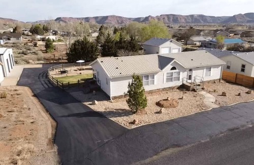 Kanab House | Large Family retreat, Private hot tub, Sleeps 10