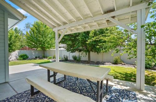 Nampa House | Large Nampa Gathering! Basketball courts Community