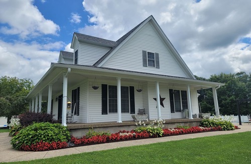 Shepherdsville House | Large Private Home close to Bourbon Trail!/POOL/Free Firewood/Parks/Close to I65