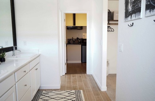 Hanford Apartment | Large Private Studio w/Kitchen & Bath