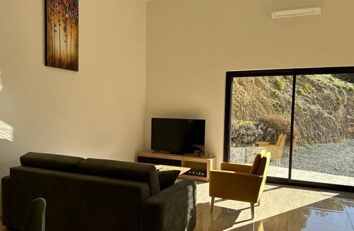 Bisinchi Apartment | Large Studio Mountain View