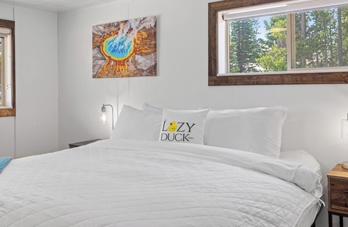 West Yellowstone Hotel | Lazy Duck Inn #21: Cozy king bed with kitchen in West Yellowstone, just 1 min from the park.