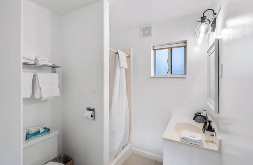 West Yellowstone Hotel | Lazy Duck Inn #21: Cozy king bed with kitchen in West Yellowstone, just 1 min from the park.