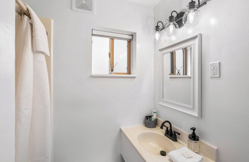 West Yellowstone Hotel | Lazy Duck Inn #21: Cozy king bed with kitchen in West Yellowstone, just 1 min from the park.