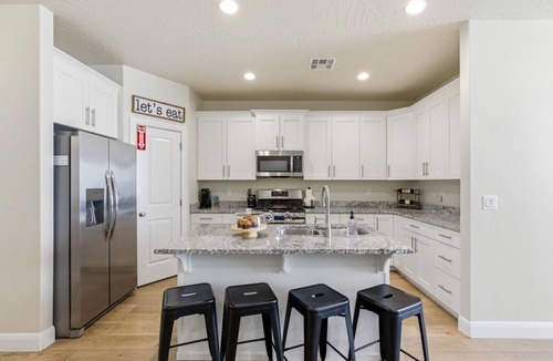 Washington Villa | Lazy River, Foosball, Ping Pong & Fire Pit by Zion